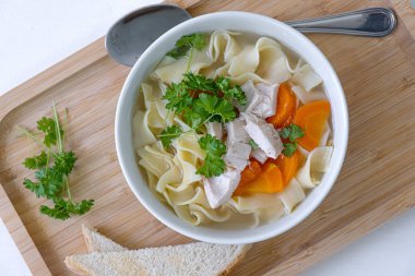 Tavuk çorbası. Ev yapımı öğle yemeği. Yakın plan. Yüksek kalite fotoğraf