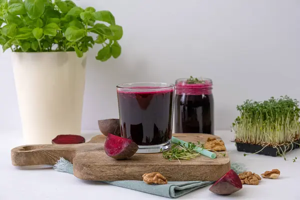 Pancar püresi. Fındıklı ve mikroyeşillikli pancar püresi. Yüksek kalite fotoğraf