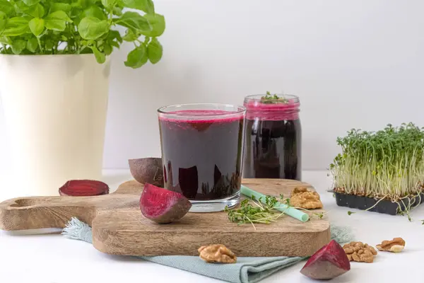 Pancar püresi. Fındıklı ve mikroyeşillikli pancar püresi. Yüksek kalite fotoğraf