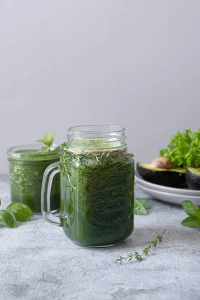 İçeceklerle karıştırılmış yeşil smoothie. Sağlıklı meyve püresi. Yüksek kalite fotoğraf