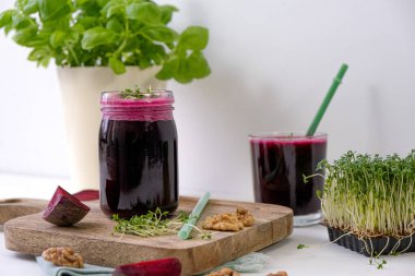 Pancar püresi. Fındıklı ve mikroyeşillikli pancar püresi. Yüksek kalite fotoğraf