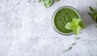 İçeceklerle karıştırılmış yeşil smoothie. Sağlıklı meyve püresi. Üst Manzara. Yüksek kalite fotoğraf