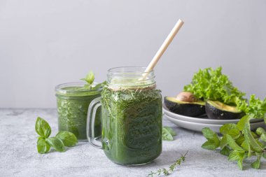 İçeceklerle karıştırılmış yeşil smoothie. Sağlıklı meyve püresi. Yüksek kalite fotoğraf