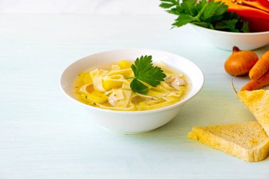 Erişteli tavuk çorbası ve beyaz kasede sebze. Yüksek kalite fotoğraf