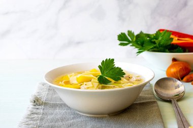 Erişteli tavuk çorbası ve beyaz kasede sebze. Yüksek kalite fotoğraf