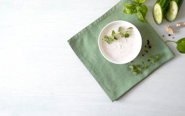 Tzatziki - Beyaz kayrak, taş ya da beton arka planda geleneksel Yunan yoğurt sosu. Kopyalama alanı olan üst görünüm. Yüksek kalite fotoğraf
