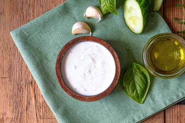 Beyaz sos. Ekşi krema ya da yoğurt. Yunan sosu. Yüksek kalite fotoğraf