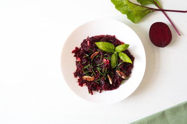 Cevizli pancar salatası. Pancar salatası üst görünümü. Yüksek kalite fotoğraf