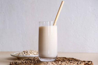 Yulaf gevrekli yulaf sütü. Beyaz arka planda glütensiz yulaf sütü. Yüksek kalite fotoğraf