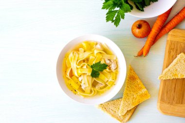 Erişteli tavuk çorbası ve beyaz kasede sebze. Üst Manzara. Yüksek kalite fotoğraf