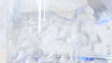 Kaynayan suyu şeffaf bir kabın içinde ya da cam bir çaydanlıkta ya da tencerede, kaynayan suyun güçlü kaynayan sıvısında yakın görüntüsü. Yüksek kaliteli FullHD görüntüler