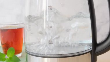 Şeffaf bir kapta kaynayan suyun yakın görüntüsü. Yüksek kaliteli FullHD görüntüler