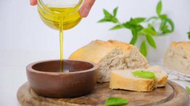 Zeytinyağı. Zeytinyağlı Ciabatta. Yüksek kaliteli FullHD görüntüler