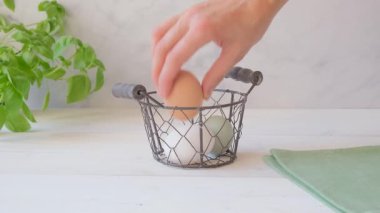 Taze doğal yumurta. Bir kadın sepete yumurta koyar. Doğal ürün. Yüksek kaliteli FullHD görüntüler
