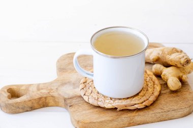 Beyaz arka planda zencefilli çay. Yüksek kalite fotoğraf