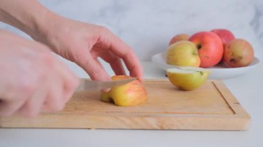 Kadın elleri elmaları yakın doğradı. Yüksek kaliteli FullHD görüntüler