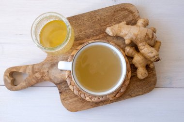 Beyaz arka planda zencefilli çay. Yüksek kalite fotoğraf