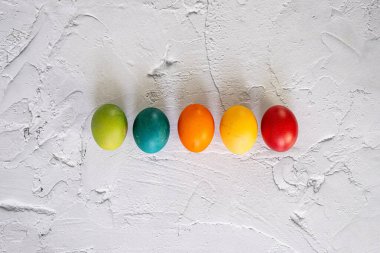 Gri arka planda Paskalya renkli yumurtalar. Yüksek kalite fotoğraf