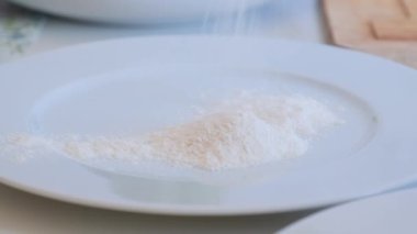 Un bir tabağa dökülür. Yüksek kaliteli FullHD görüntüler