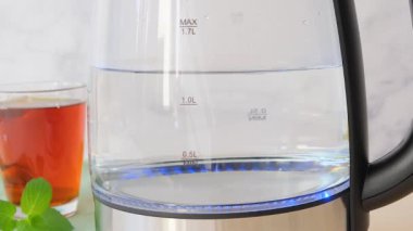 Şeffaf bir kapta kaynayan suyun yakın görüntüsü. Yüksek kaliteli FullHD görüntüler