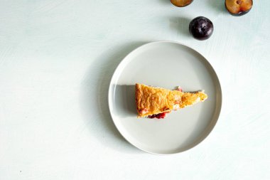 Ev yapımı erikli turta. Sonbahar erikli turtası. New York Times 'ın erikli kek tarifi. Üst Manzara. Yüksek kalite fotoğraf