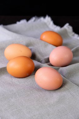 Gri peçeteye kahverengi yumurta. Dikey fotoğraf. Yüksek kalite fotoğraf