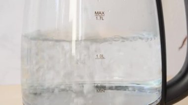 Şeffaf bir kapta kaynayan suyun yakın görüntüsü. Yüksek kaliteli FullHD görüntüler