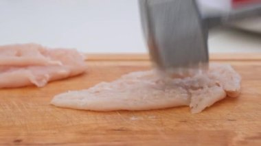 Tavuk pirzolasını yenmek. Ev yemeği. Yüksek kaliteli FullHD görüntüler