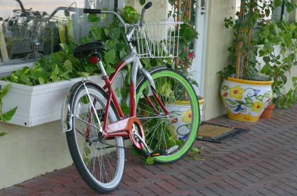 Kolorowy Rower Jest Zaparkowany Opiera Się Budynek — Zdjęcie stockowe