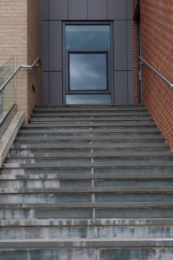 Merdivenler ve basamaklar bir binaya girmek için çok farklı şekillerde inşa edilir..