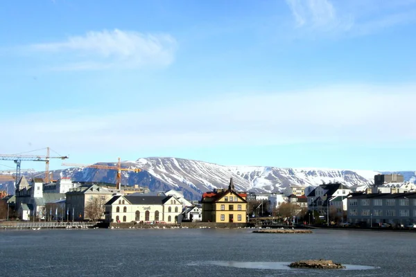 雷克雅未克冰岛的建筑和色彩 在这个美丽的城市和乡村有这么多可以看的东西 这是个旅游和观光的好地方 — 图库照片