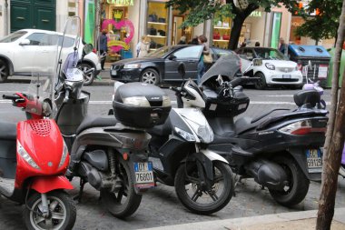 Roma, İtalya güzel bir Avrupa şehridir. Görecek ve yapacak çok şey var. İnsanlar, binalar, mimari ve birçok renk turistler için gerçek bir macera..