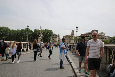 Avrupa kenti Roma, İtalya 'nın harikaları. Binalar ve insanlar çok renkli. Görecek ve yapacak çok şey var..