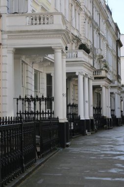 Londra, İngiltere ilkbaharda ziyaret etmek için harika bir yerdir. Turistler için çok ilginç yerler var..