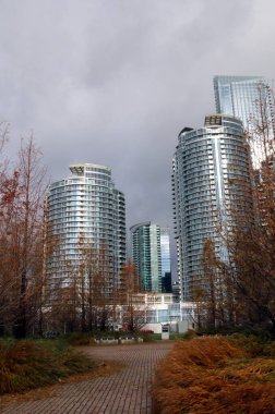 Toronto, Kanada sonbaharda ziyaret etmek için harika bir şehir. Göl, şehir merkezi ve büyük ofis binaları görülecek çok şey var..