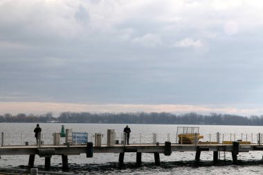 Toronto, Kanada sonbaharda ziyaret etmek için harika bir şehir. Göl, şehir merkezi ve büyük ofis binaları görülecek çok şey var..