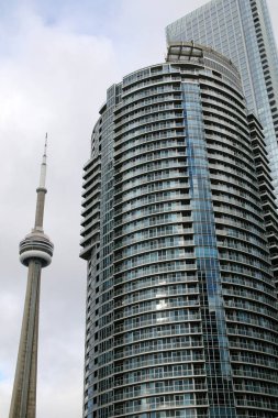 Toronto, Kanada sonbaharda ziyaret etmek için harika bir şehir. Göl, şehir merkezi ve büyük ofis binaları görülecek çok şey var..