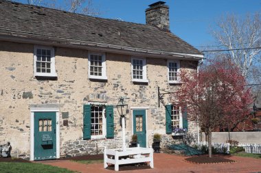 Nehir kenarındaki bu küçük turist kasabasında ilkbaharın başlarında. Görecek ve yapacak çok şey var..