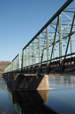 Nehir kenarındaki bu küçük turist kasabasında ilkbaharın başlarında. Görecek ve yapacak çok şey var..