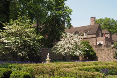 Bu güzel malikane 1930 'larda inşa edildi ve şimdi Newtown' daki Bucks County Halk Koleji 'nin bir parçası..