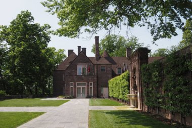 Bu güzel malikane 1930 'larda inşa edildi ve şimdi Newtown' daki Bucks County Halk Koleji 'nin bir parçası..