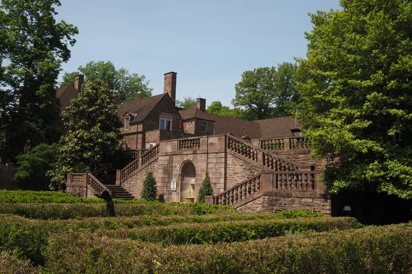 Bu güzel malikane 1930 'larda inşa edildi ve şimdi Newtown' daki Bucks County Halk Koleji 'nin bir parçası..