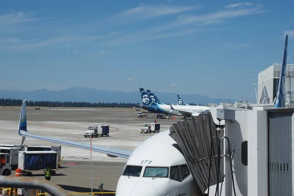 Alaska Havayolları, Sea-Tac havaalanından kalkışa hazırlanıyor..
