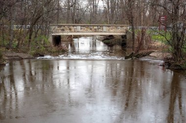 Köprüler şapkada çok önemlidir. Bazı durumlarda nehirleri ve dereleri arabayla ve yürüyerek geçebiliriz.,