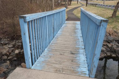 Köprüler şapkada çok önemlidir. Bazı durumlarda nehirleri ve dereleri arabayla ve yürüyerek geçebiliriz.,