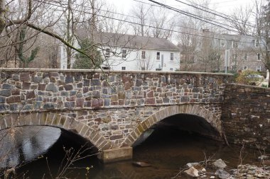 Köprüler şapkada çok önemlidir. Bazı durumlarda nehirleri ve dereleri arabayla ve yürüyerek geçebiliriz.,