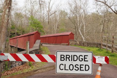 Köprüler şapkada çok önemlidir. Bazı durumlarda nehirleri ve dereleri arabayla ve yürüyerek geçebiliriz.,