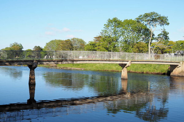 Мосты очень важны, так как они позволяют нам пересекать воду..