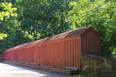 Bu eski kırmızı kaplı bir köprü, çatı kaldırılmış..