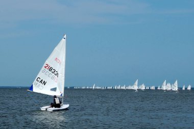 Yarış başladı ve insanlar yelkenlilerini kullanmaya çalışıyor..